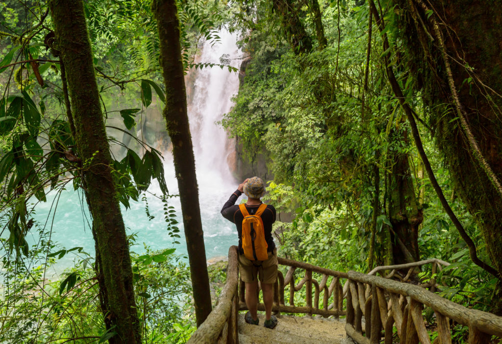 Majestätischer Wasserfall im Regenwalddschungel von Costa Rica. Tropisch