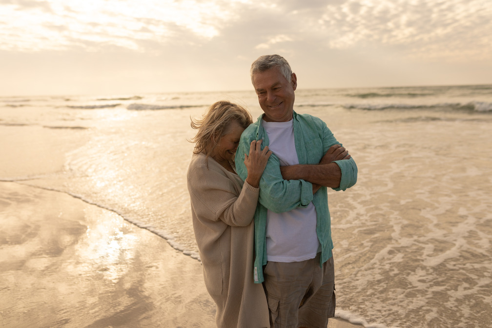 Älteres Paar im Urlaub am Strand