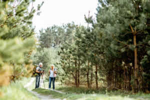 Älteres Reisepaar beim wandern