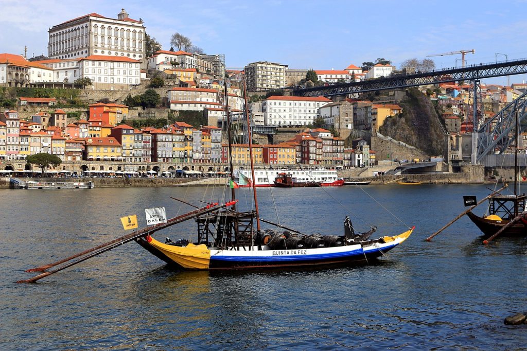 Ausflugsboot an der Ponte Dom Luís I