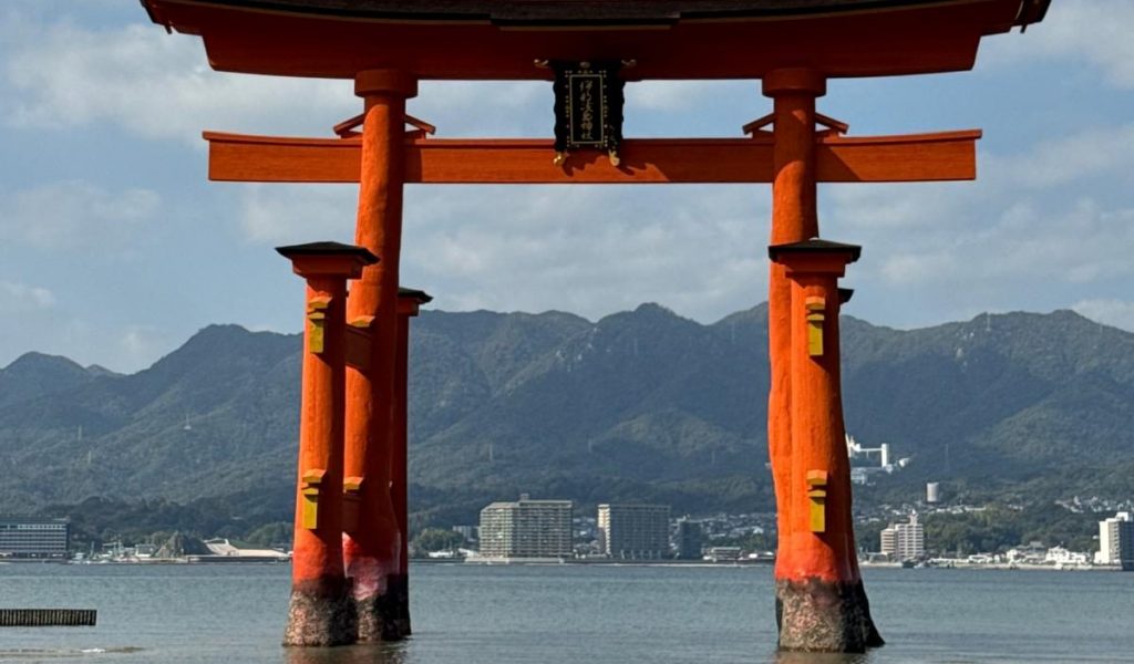 Tor des Itsukushima-Schreins auf der Insel Miyajima