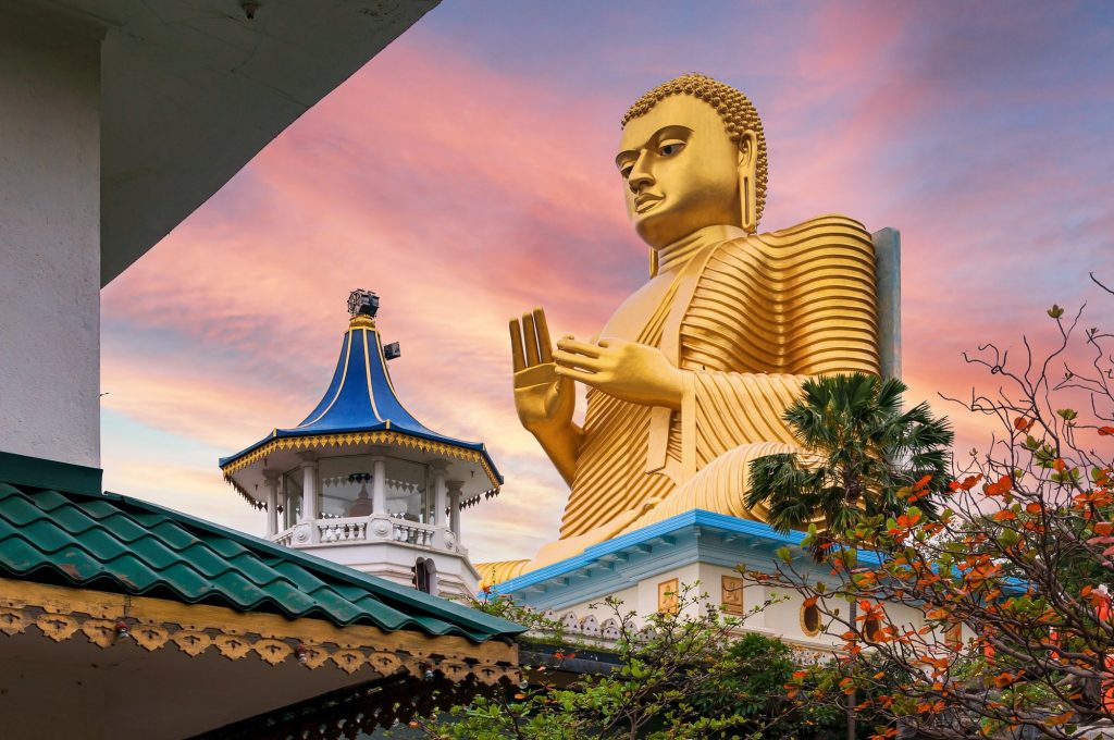 Goldene Buddha-Statue im Dambulla-Tempel in Sri Lanka