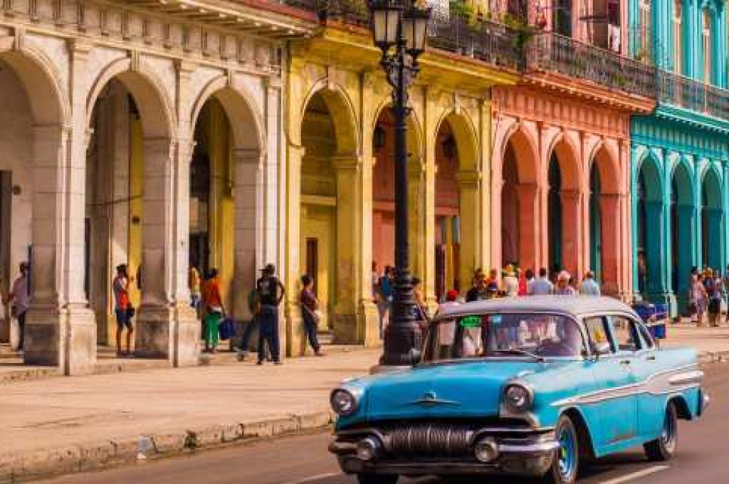 Kubanisches Auto auf Straße
