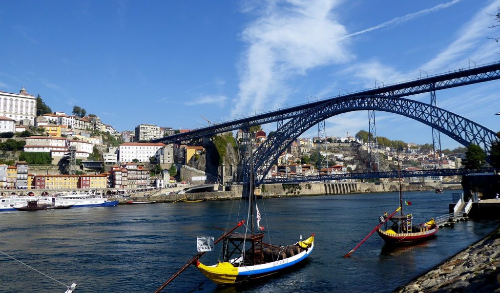 Porto Fluss mit Brücke „Ponte Dom Luís I“ Porto Fluss mit Brücke "Ponte Dom Luís I"